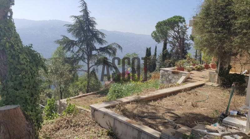 Big land with Villa for sale in Beit Mery