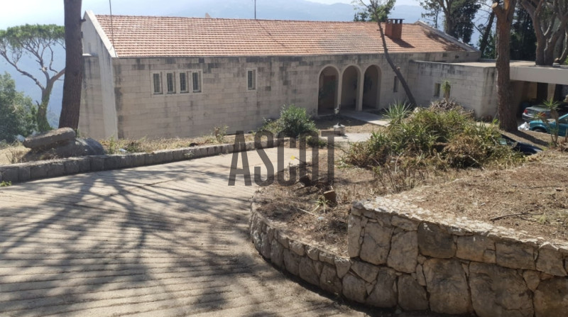 Big land with Villa for sale in Beit Mery