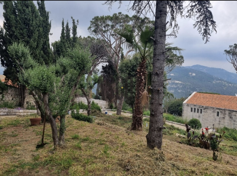 Big land with Villa for sale in Beit Mery