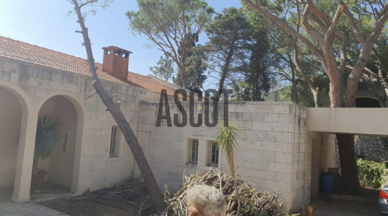 Big land with Villa for sale in Beit Mery