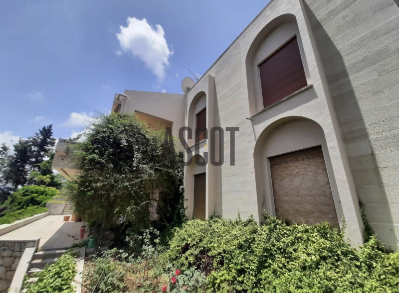 Big land with Villa for sale in Beit Mery