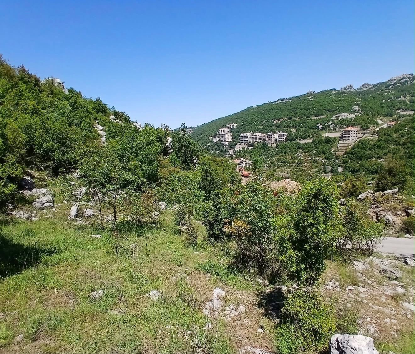 Land for sale in Achkout