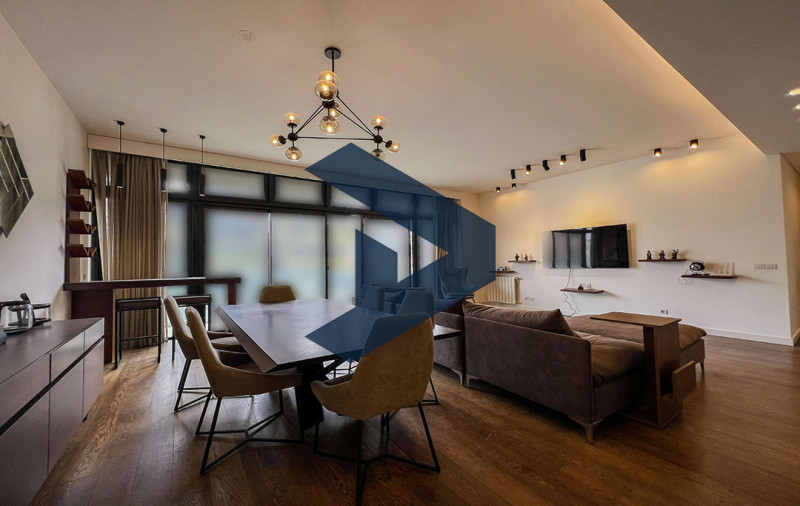  High ceiling | Naturally lit | High End finish