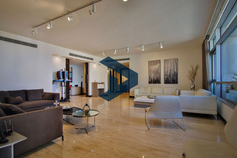  Naturally lit | Open Space | High End finish