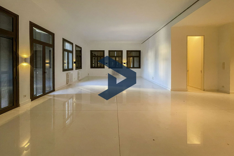 Prime Location I High Ceiling I Fully Renovated 