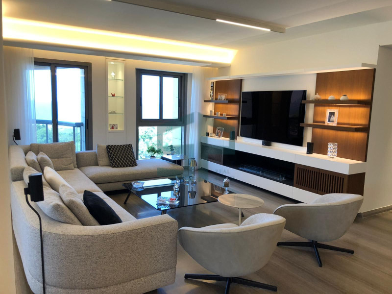 exceptional apartment with open sea and mountain view