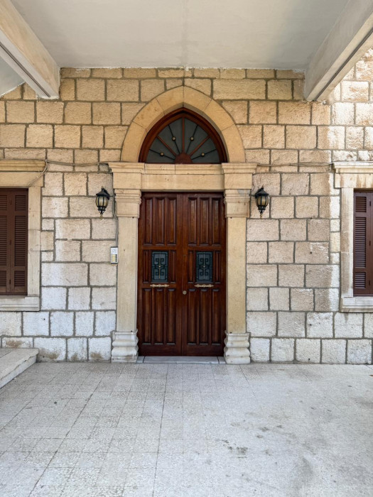 Traditional well maintained Groundfloor apartment in Beit Chabab with Sea and Mountain view