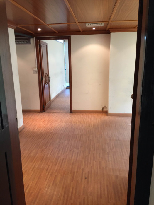 100m office for rent in Zalka