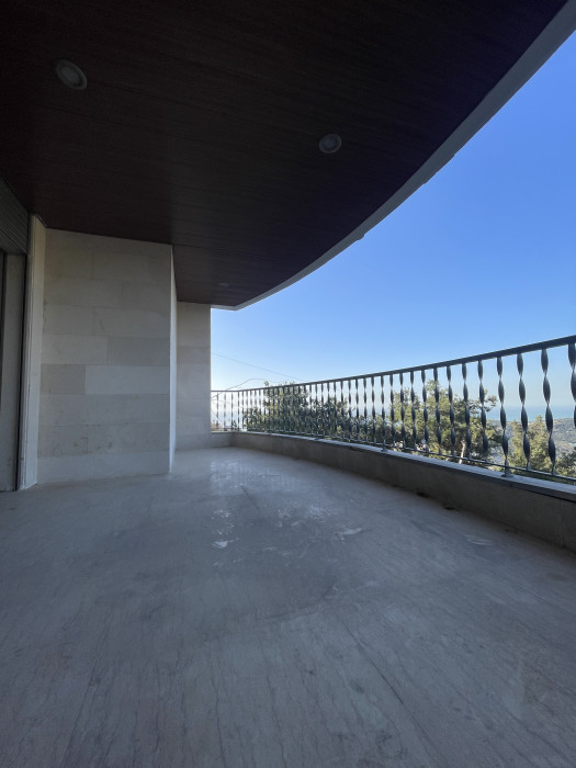 Spacious apartment with beautiful mountain and sea view